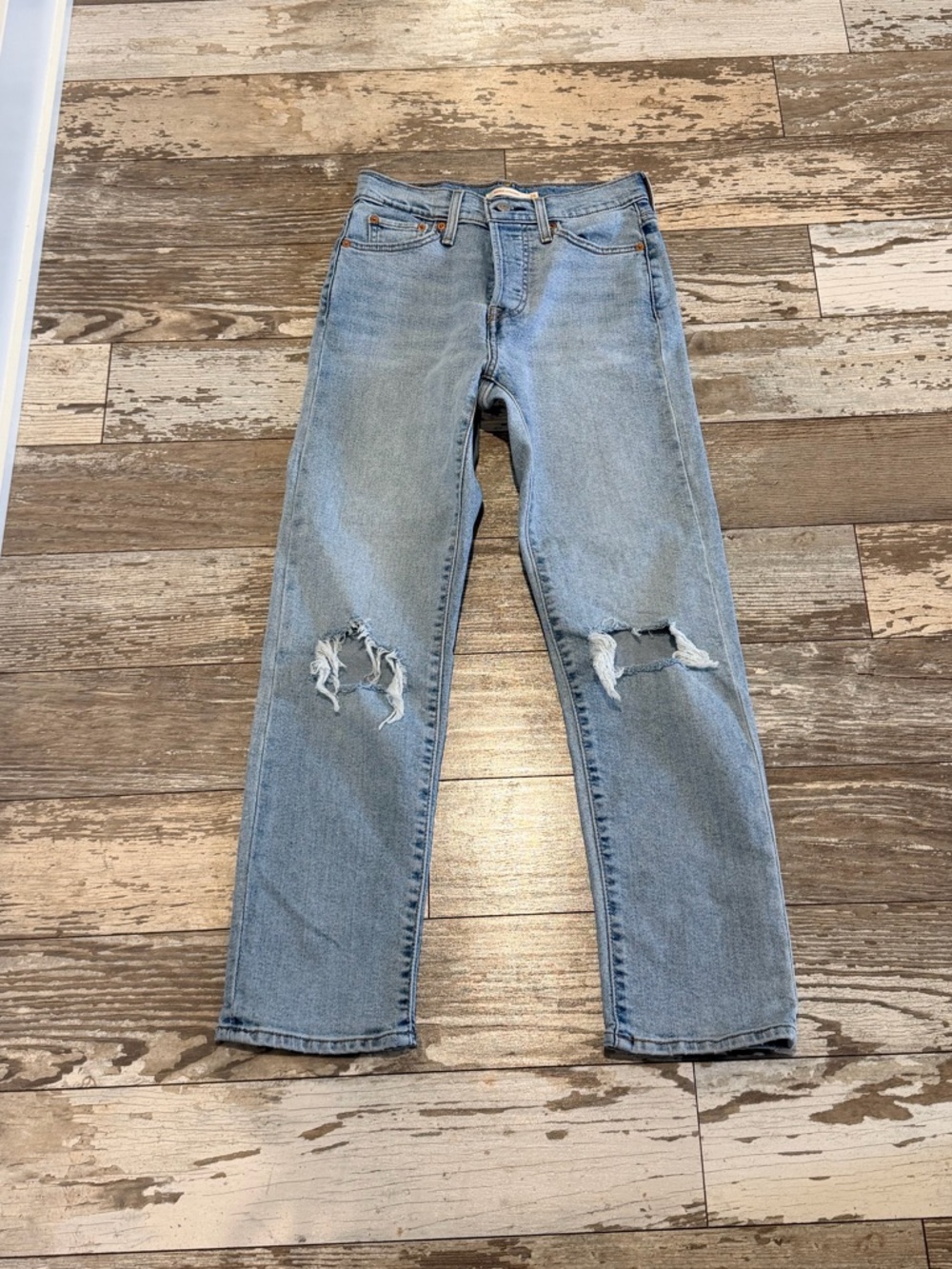 Levi’s Wedgie Stretch Straight Light Wash Cropped Jeans. Size 26x28